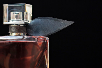 Фотография к новости: Фейк о смертельно опасных духах распространяют в Казахстане