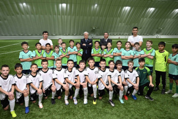 Фотография к новости: Касым-Жомарт Токаев побеседовал с юными футболистами в Актобе