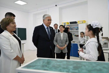 Фотография к новости: Касым-Жомарт Токаев подарил школе в Хромтау автобус