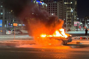 Фотография к новости: Легковушка сгорела на оживлённом перекрёстке левобережья Астаны