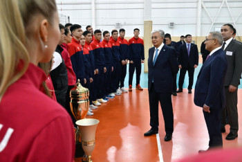 Фотография к новости: Президент встретился с игроками волейбольного клуба "Жетісу"