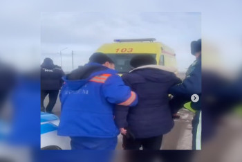 Фотография к новости: Лежащую вдоль трассы после инсульта павлодарку спасли полицейские