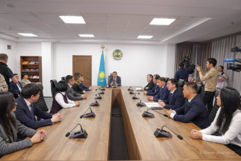 Фотография к новости: Молодым казахстанским учёным вручили сертификаты на квартиры