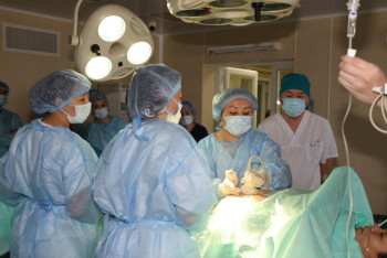 Фотография к новости: Операцию ещё не родившимся двойняшкам провели в утробе матери в Астане