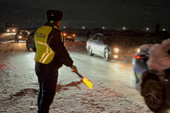 Фотография к новости: 200 грузовиков оказались в снежном коллапсе в Туркестанской области