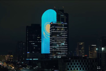 Фотография к новости: Изображение флага Казахстана появилось на LED экранах центральных улиц Астаны