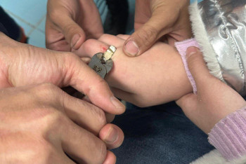 Фотография к новости: В Алматы спасатели освободили десятилетнюю девочку от кольца