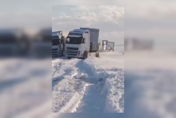 Фотография к новости: 13 грузовых машин с путниками застряли в сугробах в Мангистау