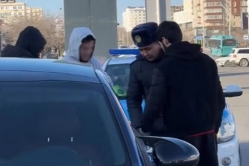 Фотография к новости: Танцы элитных авто устроили водители на дороге в Актау