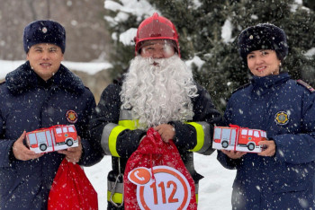 Фотография к новости: Пожарный Дед Мороз пришёл к детям в Жетысу