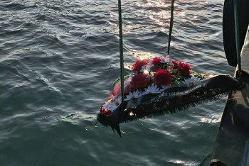 Фотография к новости: В Каспийское море спустили венки - символ памяти о жертвах авиакатастрофы