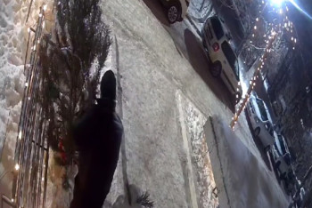 Фотография к новости: Наряженную ёлку украли со двора дома в Уральске