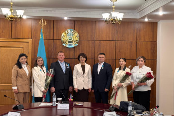 Фотография к новости: Проявивших героизм фельдшеров скорой помощи наградили в Минздраве