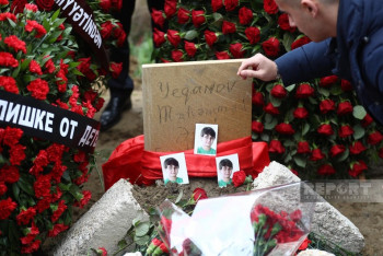 Фотография к новости: Погибшего в авиакатастрофе под Актау юного футболиста похоронили в Баку