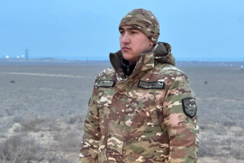 Фотография к новости: Казахстанский военный первым пришёл на помощь выжившим в авиакатастрофе: героя нашли по фото