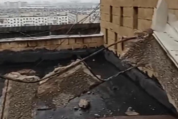 Фотография к новости: Бетонные конструкции обрушились на крыше многоэтажки в Актау