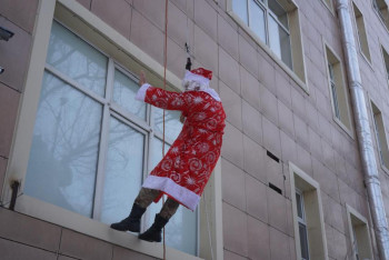 Фотография к новости: Альпинисты в роли Дедов Морозов поздравили маленьких пациентов больницы в Алматы