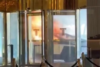 Фотография к новости: Электромобиль Tesla взорвался около башни Трампа в США