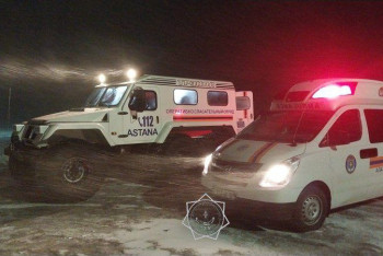 Фотография к новости: На вездеходе транспортировали работника частного аэродрома казахстанские спасатели