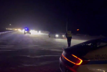 Фотография к новости: Несколько автоколонн сопровождают полицейские по трассе в Акмолинской области