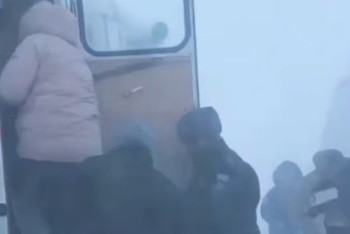 Фотография к новости: Автобус с людьми и легковое авто застряли на заснеженной трассе в Карагандинской области