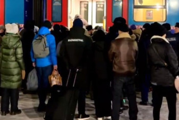 Фотография к новости: 400 человек пересадили на поезда из-за закрытия трасс в Казахстане