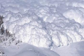 Фотография к новости: Из-за лавины автомобили на трассе в ВКО пропускают под присмотром медиков и силовиков
