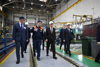 Фотография к новости: Президент ознакомился с работой столичного завода по выпуску электровозов