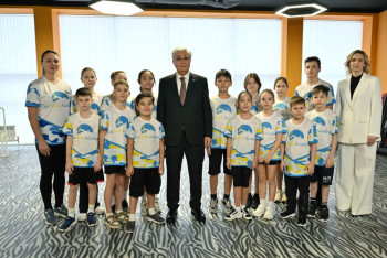 Фотография к новости: Токаев пожелал детям из QazSwimAcademy стать олимпийскими чемпионами