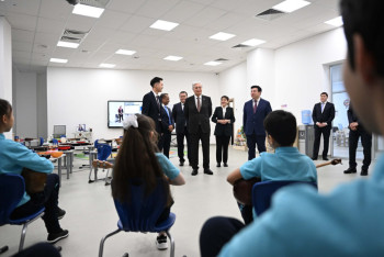 Фотография к новости: Глава государства посетил международную школу KIS Astana