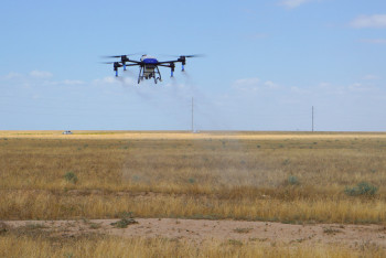 Фотография к новости: Количество техники для обработки полей от саранчи увеличили в два раза в РК