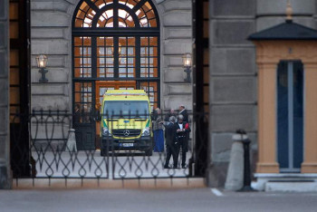 Фотография к новости: Караульный королевского дворца в Швеции проткнул себе голову штыком