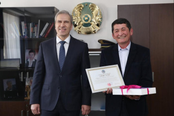 Фотография к новости: Водителя автобуса наградили в Алматы