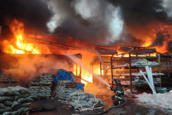 Фотография к новости: Крупный пожар на складе стройматериалов тушат в Алматинской области