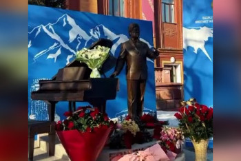 Фотография к новости: Памятник народному артисту Ермеку Серкебаеву установили в Алматы