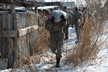 Фотография к новости: Десантники спасли от затопления село в Алматинской области