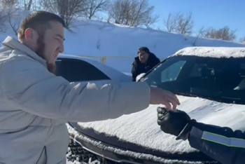 Фотография к новости: Чай с баурсаками раздают застрявшим на трассе в Туркестанской области