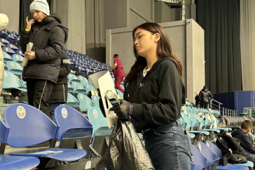 Фотография к новости: Болельщики убрали мусор после Кубка Дэвиса в Астане