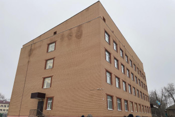 Фотография к новости: Обломки кирпичей падают со стены школы в Уральске