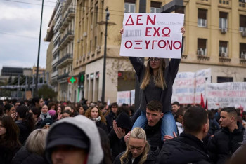 Фотография к новости: Тысячи студентов перекрыли движение в Афинах