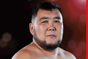 Фотография к новости: Судьи решили исход боя двух тяжеловесов из Казахстана и России