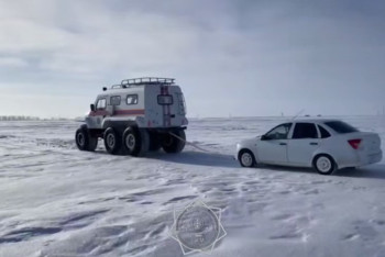 Фотография к новости: Из снежного заноса эвакуировали четверых человек на трассе в Костанайской области