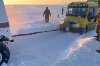 Фотография к новости: Два автобуса с детьми застряли в снежном заносе на трассе в Костанайской области