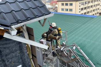 Фотография к новости: Крыша жилой пятиэтажки вспыхнула в Таразе