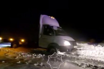 Фотография к новости: Грузовик с 13 коровами вытащили из снега спасатели в Актюбинской области