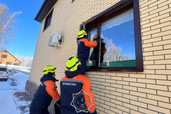 Фотография к новости: Пятилетнюю девочку спасли сотрудники МЧС в Петропавловске
