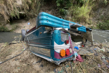 Фотография к новости: Более 50 человек погибли после падения автобуса с моста в Гватемале