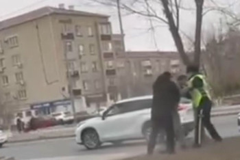 Фотография к новости: Драка пешехода с полицейским в Атырау попала на видео