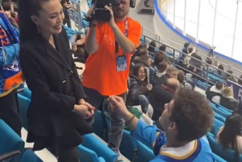 Фотография к новости: Девушка отказала парню, который сделал предложение на матче "Барыса"