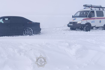 Фотография к новости: Трёх человек спасли из снежного плена на трассе в Костанайской области